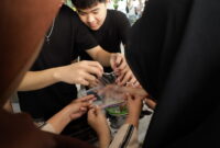 Proses pengelupasan Edible Plastic yang sudah kering. (Foto: Ist-PCU/BS)