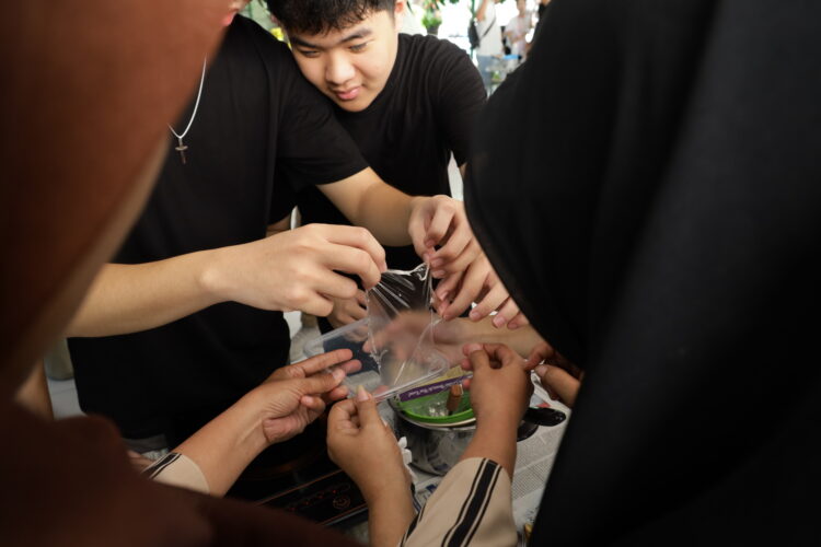 Proses pengelupasan Edible Plastic yang sudah kering. (Foto: Ist-PCU/BS)
