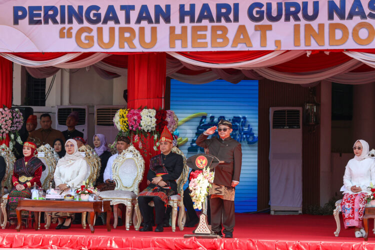 Menteri Pendidikan Dasar dan Menengah Republik Indonesia, Abdul Mu'ti saat memimpin upacara Hari Guru Nasional di Surabaya/dok.bicarasurabaya.com