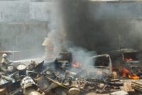 Api menghanguskan empat mobil rongsokan di Wonosari Lor akibat kelalaian saat mengelas besi. (Foto: CC112/BS)