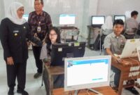 Gubernur Khofifah meninjau dan memastikan pelaksanaan TKA berlangsung lancar. (Foto: Istimewa/BS)