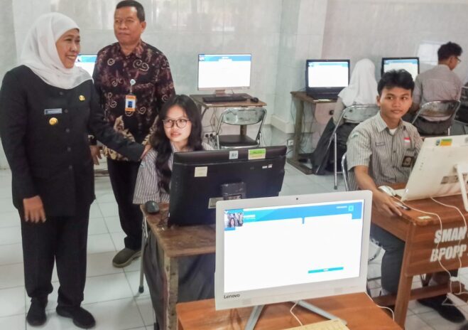 Gubernur Khofifah meninjau dan memastikan pelaksanaan TKA berlangsung lancar. (Foto: Istimewa/BS)