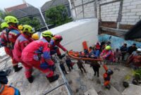 Tim Rescue DPKP mengevakuasi korban yang tersengat listrik. (Foto: DPKP-Ist/BS)