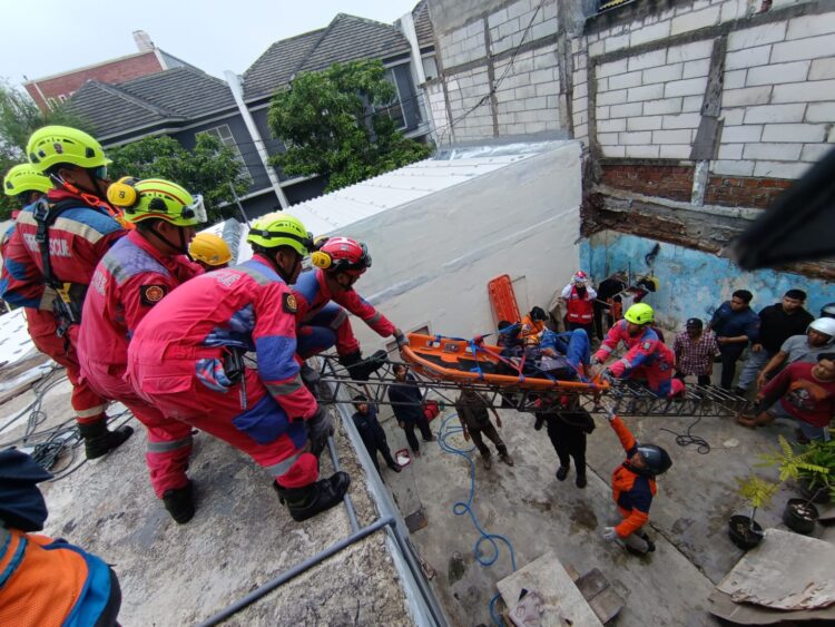 Tim Rescue DPKP mengevakuasi korban yang tersengat listrik. (Foto: DPKP-Ist/BS)