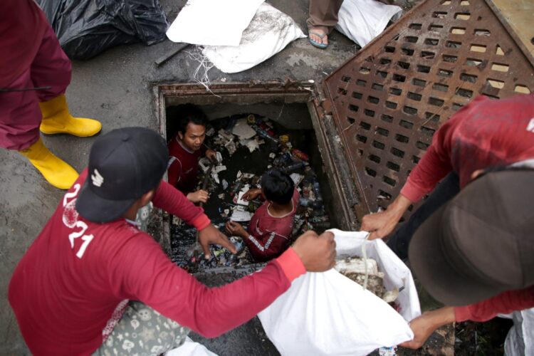 Petugas membersihkan gorong-gorong untuk mengantisipasi banjir di Surabaya/dok.Diskominfo Surabaya
