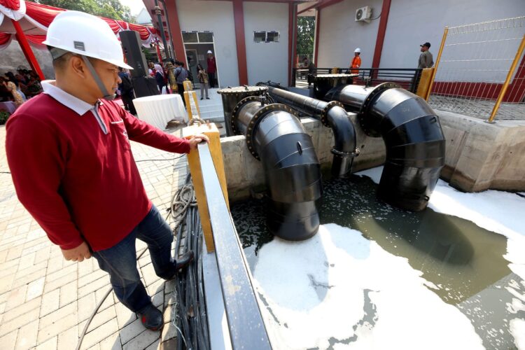 Wali Kota Eri saat meninjau rumah pompa untuk mengantisipasi banjir/dok.Diskominfo Surabaya