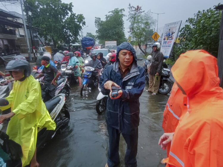 Wali Kota Eri saat turun langsung mengantisipasi banjir/dok.Diskominfo Surabaya
