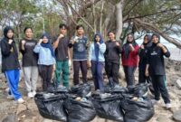 Para mahasiswa saat mengumpulkan sampah di pantai kenjeran Surabaya/dok.istimewa