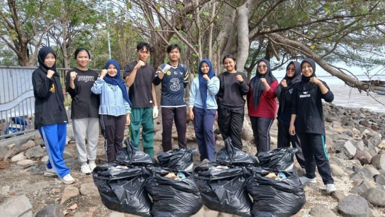 Para mahasiswa saat mengumpulkan sampah di pantai kenjeran Surabaya/dok.istimewa