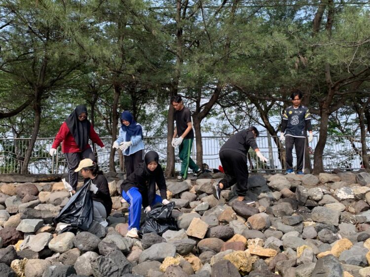 Para mahasiswa saat mengumpulkan sampah di pantai kenjeran Surabaya/dok.istimewa