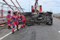 Petugas Rescue DPKP Surabaya mengevekuasi kendaraan yang terbalik. (Foto: CC112-Ist/BS)