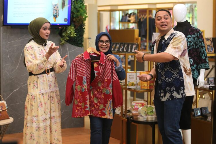 Wali Kota Eri dan Ketua TP PKK Kota Surabaya memborong batik Surabaya/dok.Diskominfo Surabaya