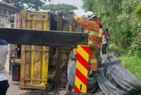 Tim Rescue DPKP Surabaya berusaha melakukan evakuasi truk bermuatan besi beton yang terguling. (Foto Command Center 112/BS)