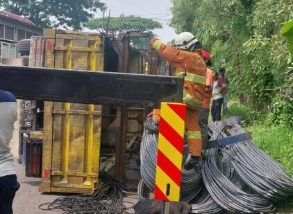 Tim Rescue DPKP Surabaya berusaha melakukan evakuasi truk bermuatan besi beton yang terguling. (Foto Command Center 112/BS)