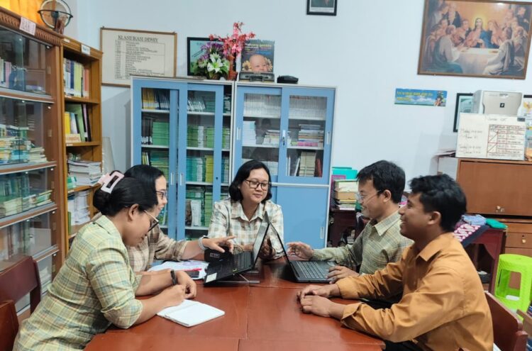 Para guru saat mengikuti pelatihan penulisan artikel ilmiah bersama dosen UPN Veteran Jawa Timur/dok.istimewa