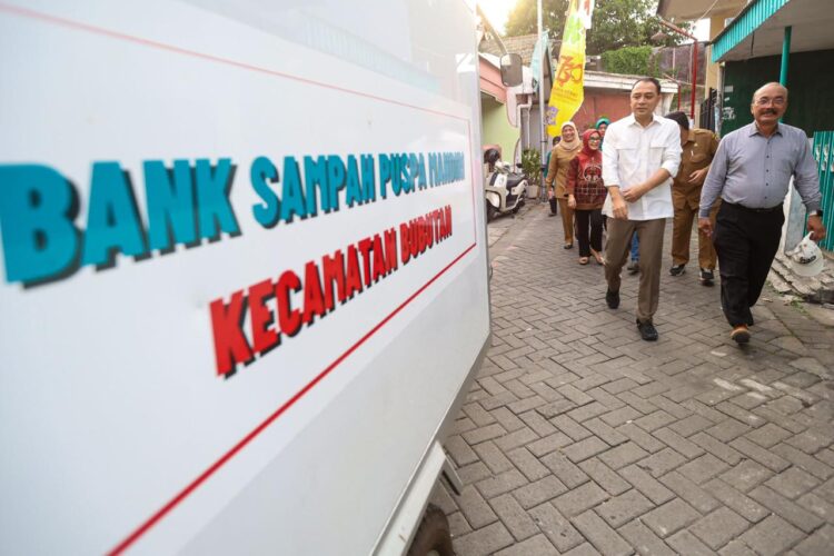 Wali Kota Surabaya Eri Cahyadi saat meninjau Bank Sampah, salah satu inovasi yang dilakukan di kampung pancasila/dok.Diskominfo Surabaya