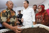Wali Kota Surabaya Eri Cahyadi saat meninjau salah satu inovasi yang dilakukan di kampung pancasila/dok.Diskominfo Surabaya