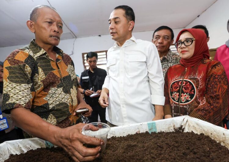 Wali Kota Surabaya Eri Cahyadi saat meninjau salah satu inovasi yang dilakukan di kampung pancasila/dok.Diskominfo Surabaya