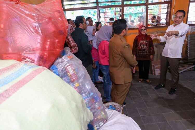 Wali Kota Surabaya Eri Cahyadi saat meninjau Bank Sampah, salah satu inovasi yang dilakukan di kampung pancasila/dok.Diskominfo Surabaya