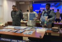 Petugas BNNP Jatim menunjukkan barang bukti operasi di Jalan Kunti. (Foto: Istimewa-BNNP/BS)