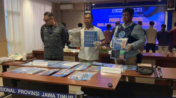 Petugas BNNP Jatim menunjukkan barang bukti operasi di Jalan Kunti. (Foto: Istimewa-BNNP/BS)