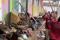 Pembersihan sampah di area rumah pompa. (Foto: Dok Humas/BS)