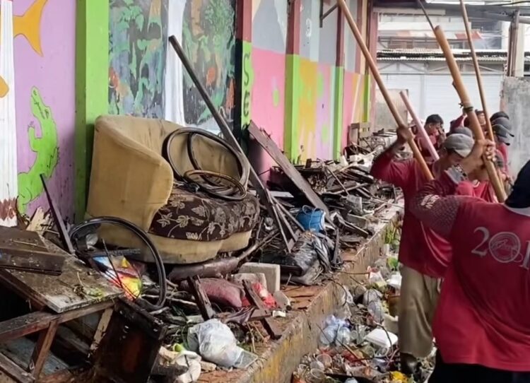Pembersihan sampah di area rumah pompa. (Foto: Dok Humas/BS)