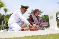 Wali Kota Eri Cahyadi bersama istri melakukan tabur bunga di TMP. (Foto: Humas-Ist/BS)