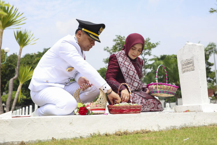 Wali Kota Eri Cahyadi bersama istri melakukan tabur bunga di TMP. (Foto: Humas-Ist/BS)