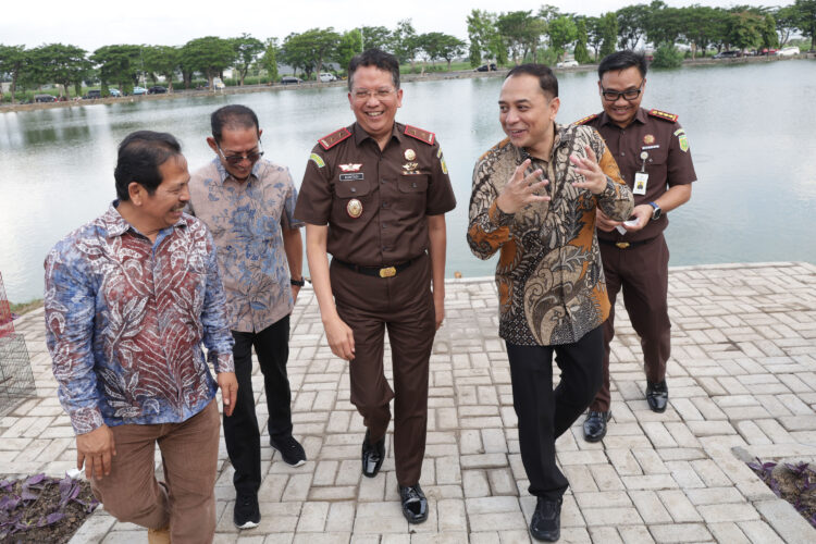 penyelamatan dan penyerahan aset waduk unesa. (Foto Humas Pemkot-Ist/BS)