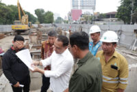 Wali Kota Eri sidak saluran drainase di Jalan Raya Prapen. (Foto: Humas Pemkot/BS)