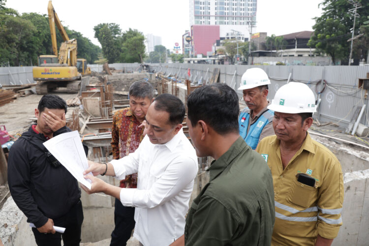 Wali Kota Eri sidak saluran drainase di Jalan Raya Prapen. (Foto: Humas Pemkot/BS)