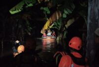 BPBD evakuasi warga dengan perahu karet akibat banjir yang disebabkan hujan deras sejak Senin (15/12) siang hingga malam di Banyuwangi. (Foto: Dok BPBD Banyuwangi/bs)