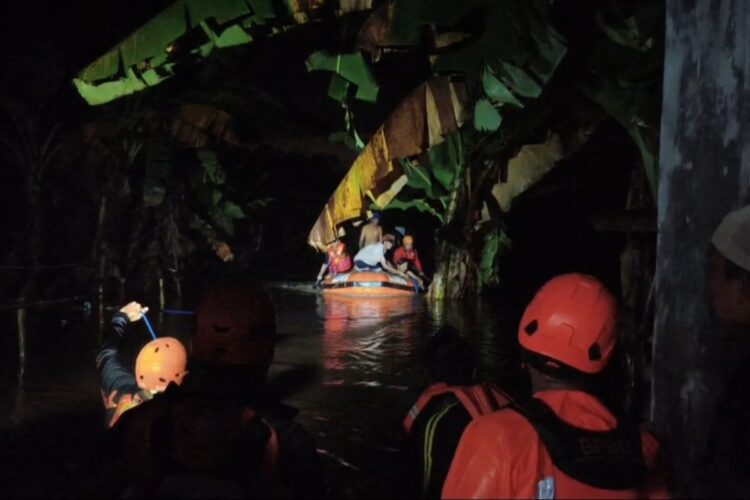BPBD evakuasi warga dengan perahu karet akibat banjir yang disebabkan hujan deras sejak Senin (15/12) siang hingga malam di Banyuwangi. (Foto: Dok BPBD Banyuwangi/bs)