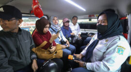 Wali Kota Eri Cahyadi mencoba Wira Wiri usai menegur para sopir yang banyak membawa kendaraan ugal ugalan. (Foto: Dok Humas Pemkot)
