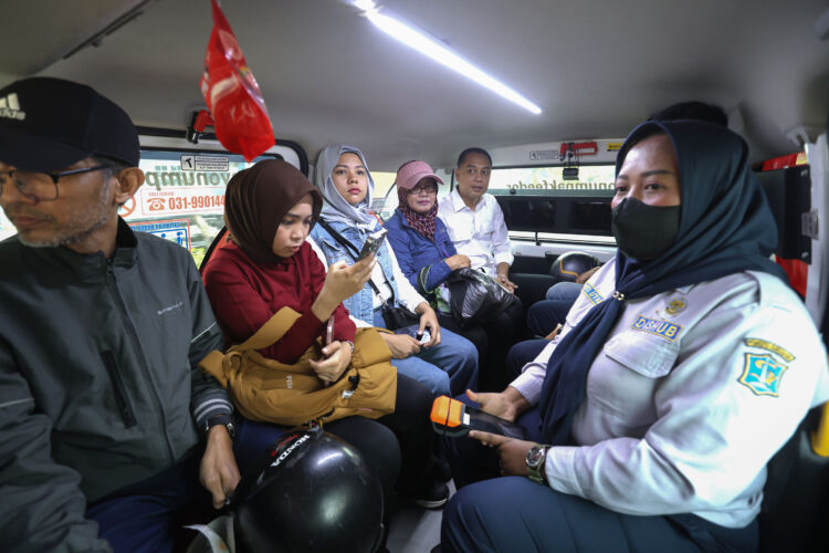 Wali Kota Eri Cahyadi mencoba Wira Wiri usai menegur para sopir yang banyak membawa kendaraan ugal ugalan. (Foto: Dok Humas Pemkot)