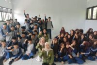 Dokumentasi kegiatan etika digital bersama para siswa. (Foto Dok UPN Surabaya/bs)