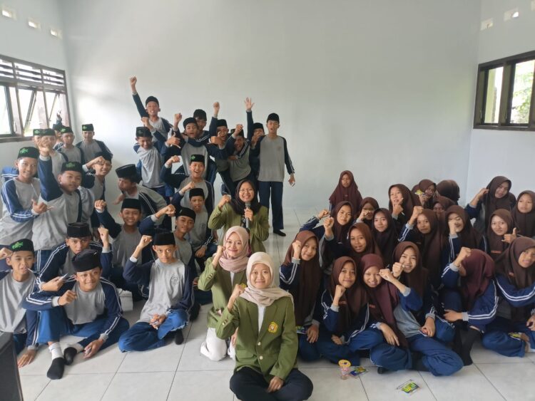 Dokumentasi kegiatan etika digital bersama para siswa. (Foto Dok UPN Surabaya/bs)