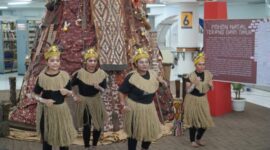 Empat mahasiswi PCU yang berasal dari Papua asyik menarikan tarian dari Papua di depan Pohon Natal “Terang dari Timur”. (Foto: Humas Kampus Petra/bs)
