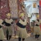 Empat mahasiswi PCU yang berasal dari Papua asyik menarikan tarian dari Papua di depan Pohon Natal “Terang dari Timur”. (Foto: Humas Kampus Petra/bs)