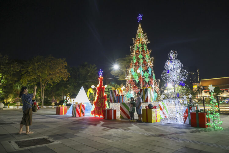 Dekorasi Natal mulai hiasi beberapa ttitik di Kota Surabaya. (Foto: Dok Humas Pemkot/BS)