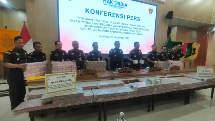 Kejati sita Rp 47 Miliar-421 USD dari kasus korupsi pengelolaan Kepelabuhan di Pelabuhan Tembaga Probolinggo. (Foto: Istimewa/bs)