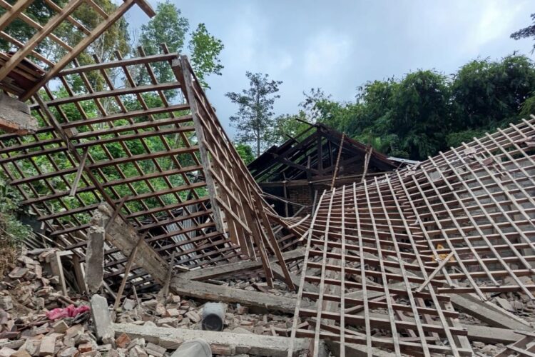 Kondisi salah satu rumah yang rusak berat setelah ledakan yang diduga akibat bahan petasan di Pacitan. (Foto:Istimewa/bs)