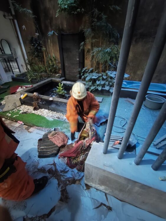 Petugas DPKP mengecek tabung gas LPG yang diduga bocor. (FOTO: Dok CC112) 