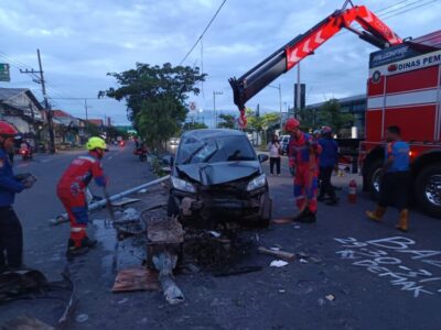 Tim Rescue DPKP mengevakuasi mobil yang menabrak tiang PJU akibat sopir ngantuk. (FOTO: Dok CC112) 