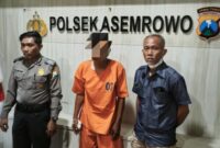 Terduga pelaku pencurian JSW (tengah) saat diamankan Polsek Asemrowo, Polres Tanjung Perak Surabaya (Ist/Bs)