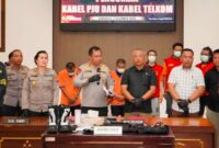 Kapolrestabes Surabaya saat memberikan keterangan pengungkapan dan penangkapan pelaku kabel di Surabaya. (Foto: Dok Polrestabes Surabaya-Ist/BS)