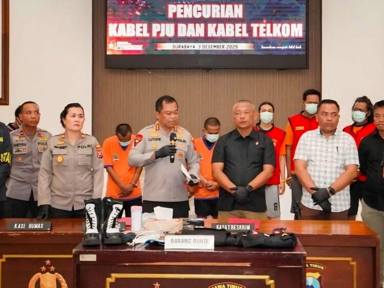 Kapolrestabes Surabaya saat memberikan keterangan pengungkapan dan penangkapan pelaku kabel di Surabaya. (Foto: Dok Polrestabes Surabaya-Ist/BS)