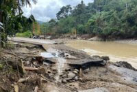 Kondisi jalan dan jembatan setelah bencana banjir dan longsor yang terjadi di Desa Pameu, Aceh. (Foto: Humas ITS/bs)