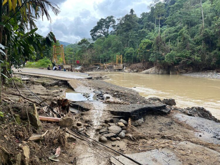 Kondisi jalan dan jembatan setelah bencana banjir dan longsor yang terjadi di Desa Pameu, Aceh. (Foto: Humas ITS/bs)